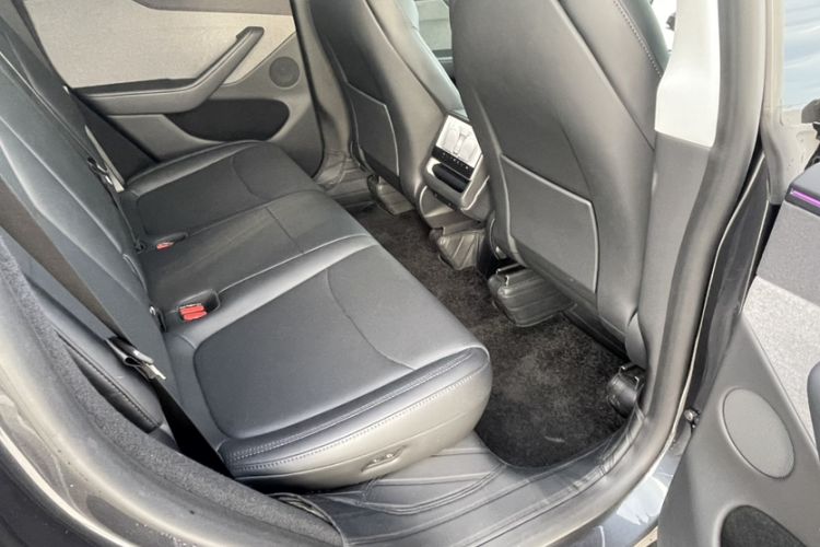 Used Tesla Model Y 2025 Rear-Wheel Drive First Edition Interior 5