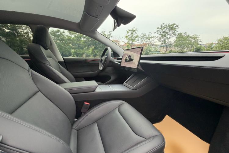 Used Tesla Model Y 2025 Long-Range All-Wheel Drive First Edition Interior 5