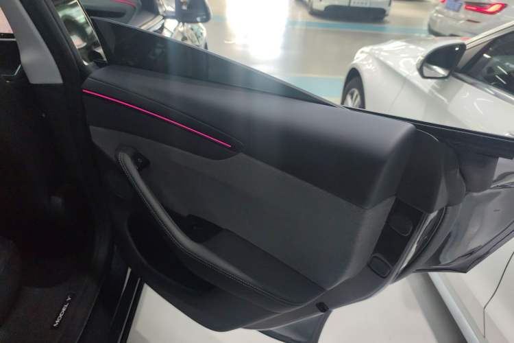 Used Tesla Model Y 2025 Rear-Wheel Drive First Edition Interior 6
