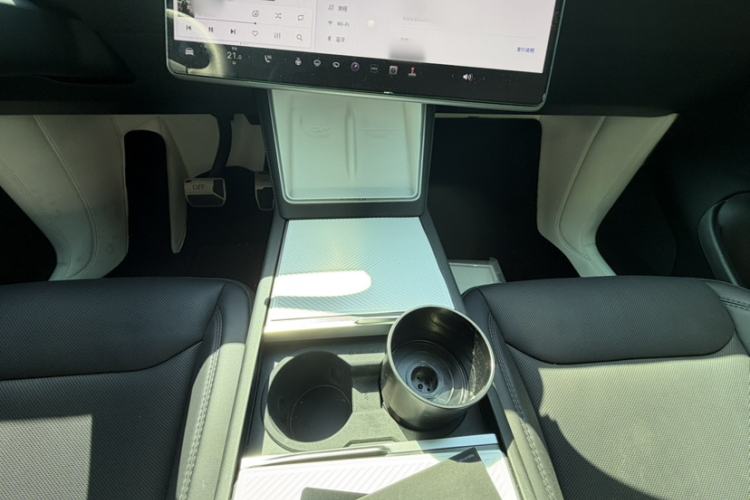 Used Tesla Model Y 2025 Long-Range All-Wheel Drive First Edition Interior 6