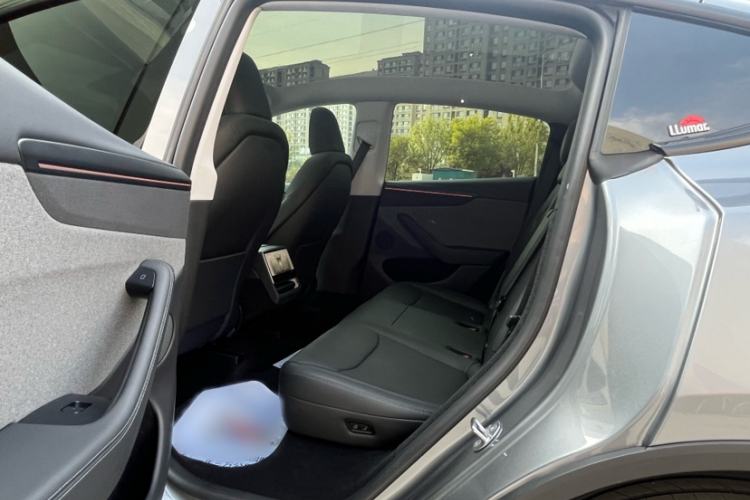 Used Tesla Model Y 2025 Rear-Wheel Drive First Edition Interior 6