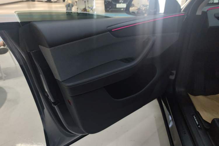 Used Tesla Model Y 2025 Rear-Wheel Drive First Edition Interior 7