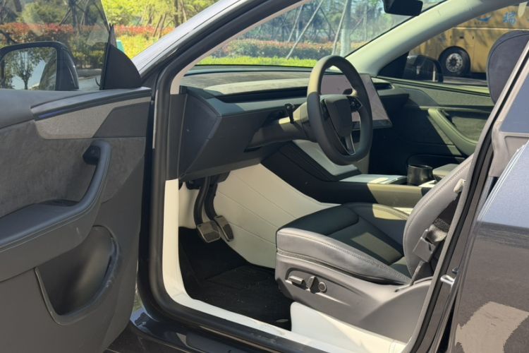Used Tesla Model Y 2025 Long-Range All-Wheel Drive First Edition Interior 8