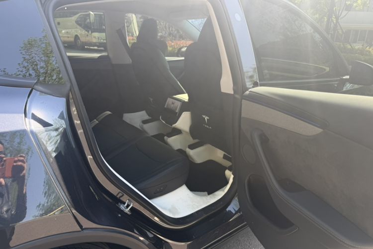 Used Tesla Model Y 2025 Long-Range All-Wheel Drive First Edition Interior 9
