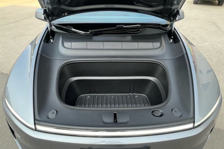 Used Tesla Model Y 2025 Rear-Wheel Drive First Edition Interior 9