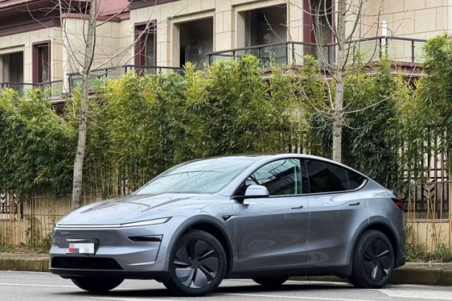 Used Tesla Model Y 2025 Long-Range All-Wheel-Drive Version