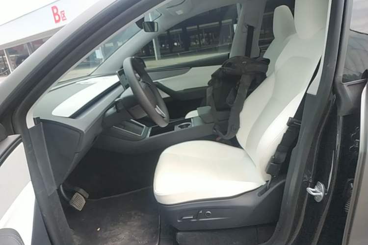 Used Tesla Model Y 2025 Rear-Wheel-Drive Version Left Front Seat