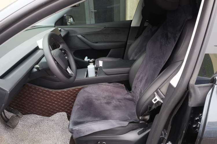 Used Tesla Model Y 2025 Long-Range All-Wheel-Drive Version Left Front Seat