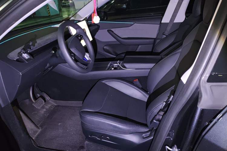 Used Tesla Model Y 2025 Rear-Wheel Drive First Edition Left Front Seat