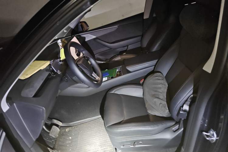 Used Tesla Model Y 2025 Long-Range All-Wheel Drive First Edition Left Front Seat