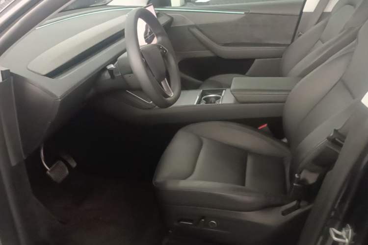 Used Tesla Model Y 2025 Long-Range All-Wheel-Drive Version Left Front Seat