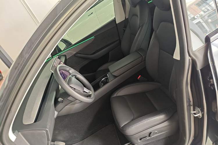Used Tesla Model Y 2025 Long-Range All-Wheel-Drive Version Left Front Seat