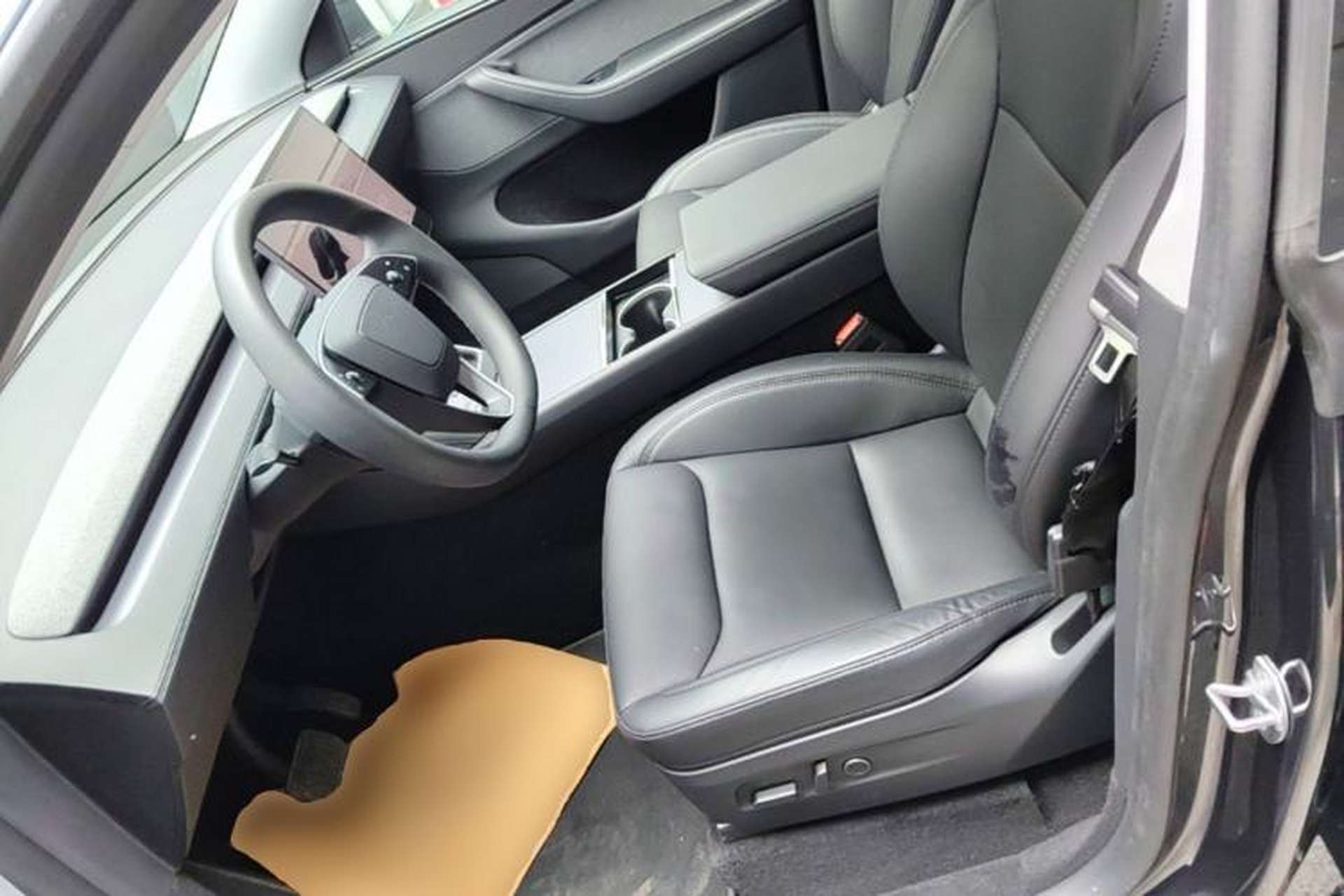 Used Tesla Model Y 2025 Rear-Wheel Drive First Edition Left Front Seat