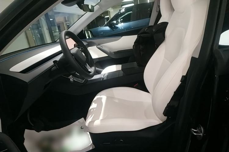 Used Tesla Model Y 2025 Long-Range All-Wheel-Drive Version Left Front Seat