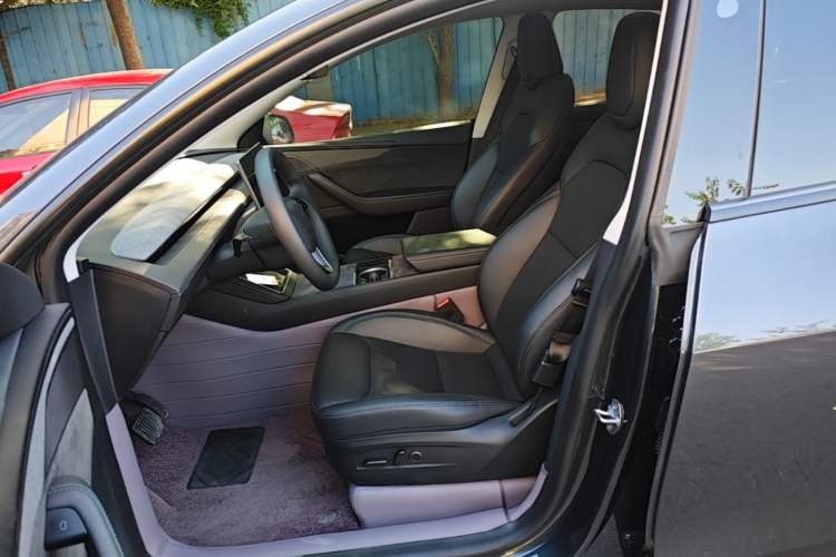 Used Tesla Model Y 2025 Long-Range All-Wheel-Drive Version Left Front Seat
