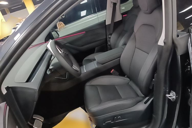 Used Tesla Model Y 2025 Long-Range All-Wheel-Drive Version Left Front Seat