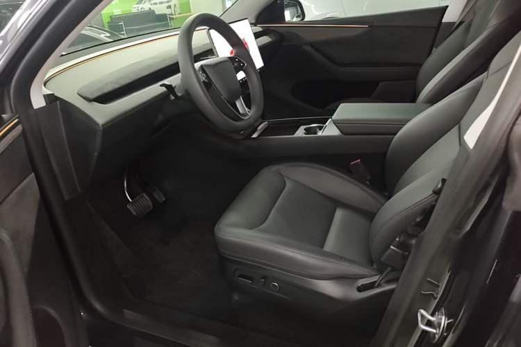 Used Tesla Model Y 2025 Long-Range All-Wheel Drive First Edition Left Front Seat