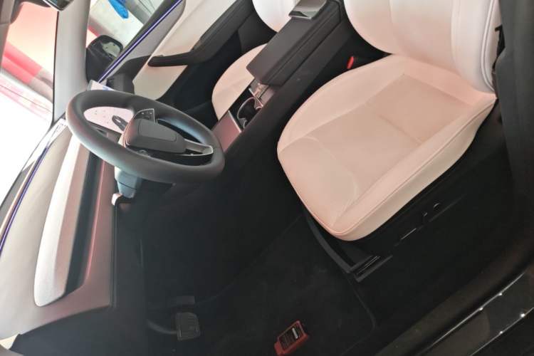Used Tesla Model Y 2025 Long-Range All-Wheel Drive First Edition Left Front Seat