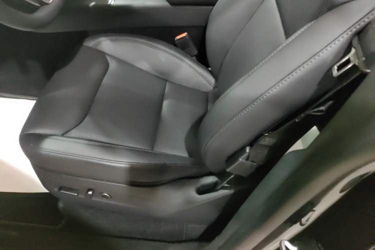 Used Tesla Model Y 2025 Long-Range All-Wheel Drive First Edition Left Front Seat