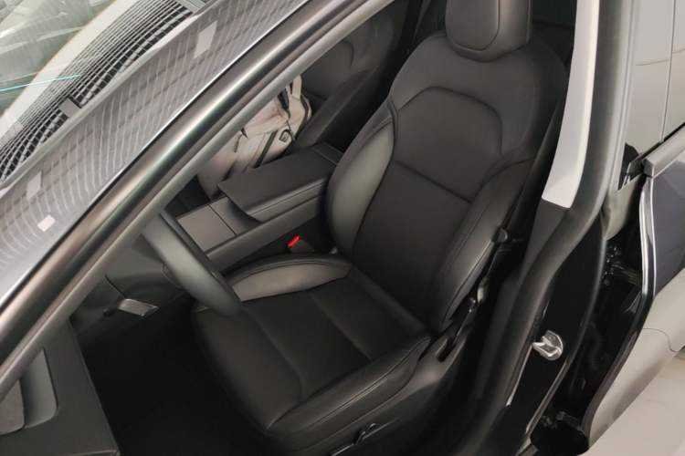 Used Tesla Model Y 2025 Long-Range All-Wheel-Drive Version Left Front Seat
