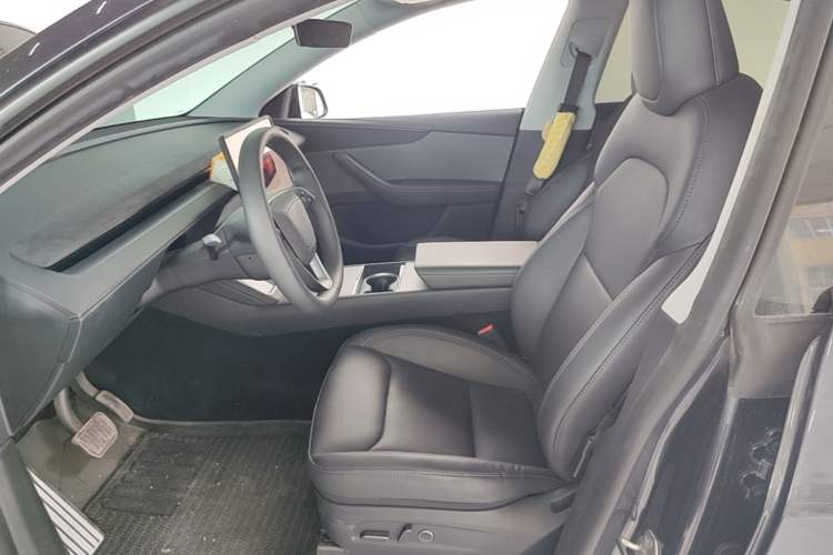 Used Tesla Model Y 2025 Rear-Wheel Drive First Edition Left Front Seat