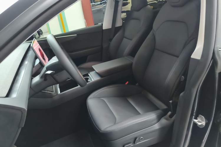 Used Tesla Model Y 2025 Long-Range All-Wheel-Drive Version Left Front Seat