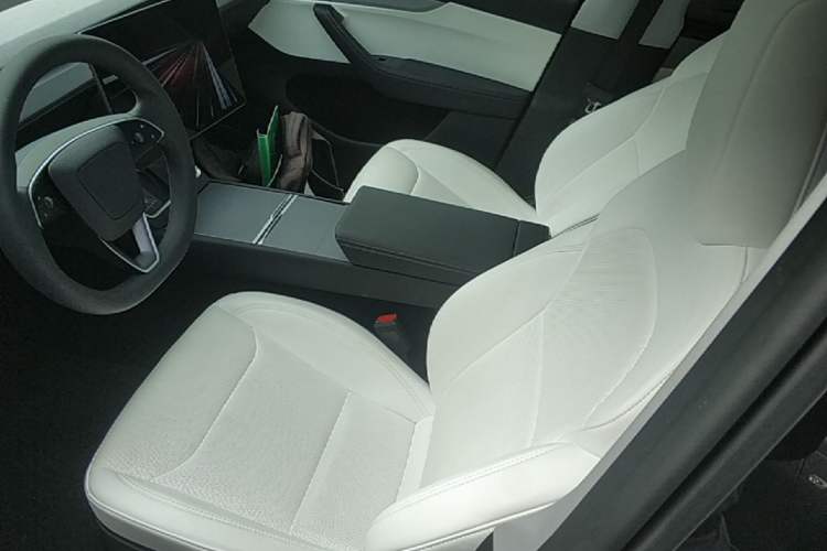 Used Tesla Model Y 2025 Long-Range All-Wheel-Drive Version Left Front Seat