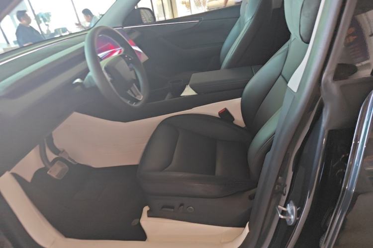 Used Tesla Model Y 2025 Long-Range All-Wheel Drive First Edition Left Front Seat