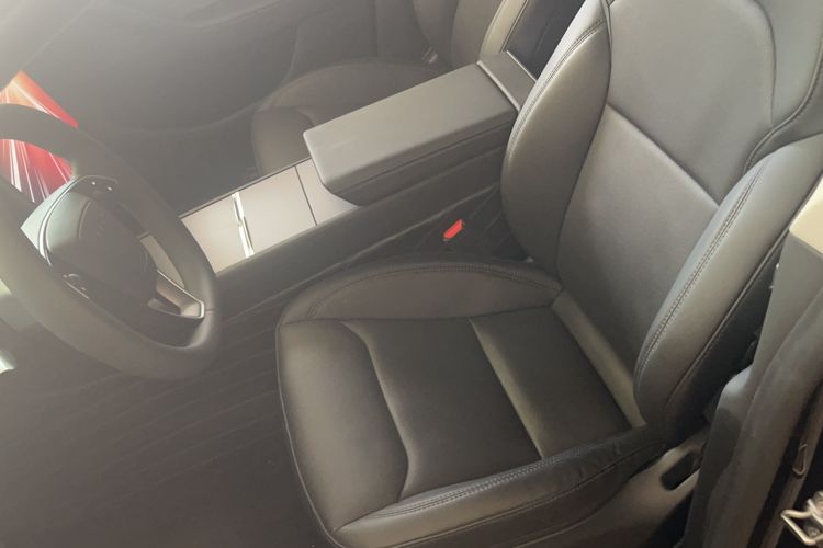 Used Tesla Model Y 2025 Rear-Wheel Drive First Edition Left Front Seat