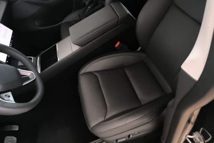 Used Tesla Model Y 2025 Rear-Wheel-Drive Version Left Front Seat