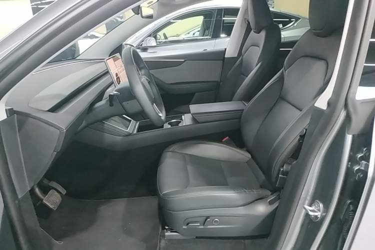 Used Tesla Model Y 2025 Rear-Wheel-Drive Version Left Front Seat