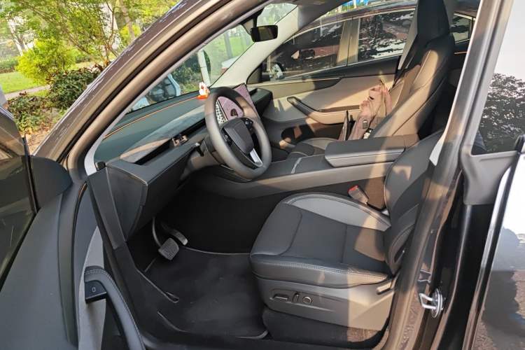 Used Tesla Model Y 2025 Rear-Wheel Drive First Edition Left Front Seat