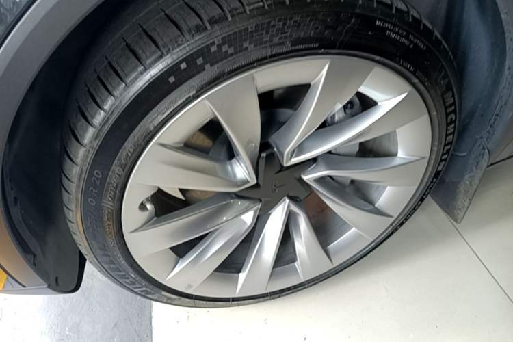 Used Tesla Model Y 2025 Rear-Wheel-Drive Version Left Front Wheel Hub