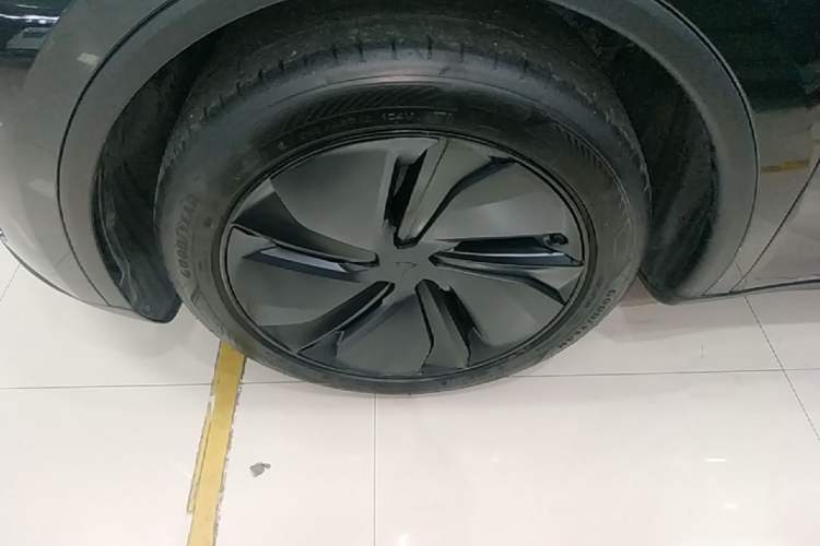Used Tesla Model Y 2025 Rear-Wheel Drive First Edition Left Front Wheel Hub