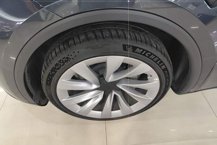 Used Tesla Model Y 2025 Rear-Wheel-Drive Version Left Front Wheel Hub