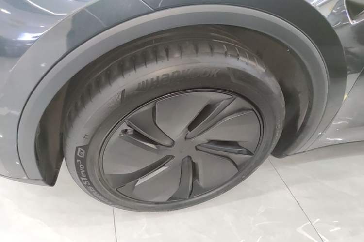 Used Tesla Model Y 2025 Long-Range All-Wheel-Drive Version Left Front Wheel Hub