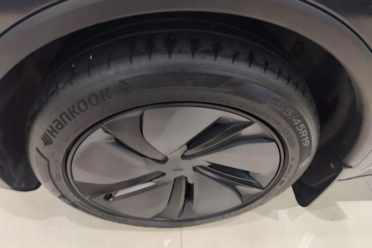 Used Tesla Model Y 2025 Long-Range All-Wheel-Drive Version Left Front Wheel Hub