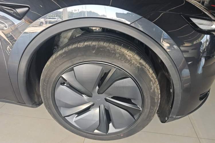 Used Tesla Model Y 2025 Long-Range All-Wheel Drive First Edition Left Front Wheel Hub