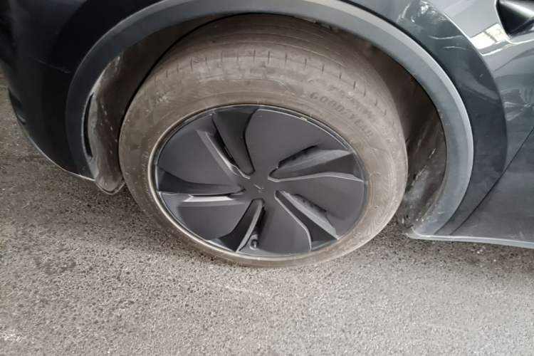 Used Tesla Model Y 2025 Rear-Wheel Drive First Edition Left Front Wheel Hub