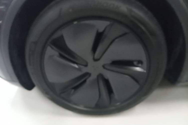 Used Tesla Model Y 2025 Long-Range All-Wheel Drive First Edition Left Front Wheel Hub