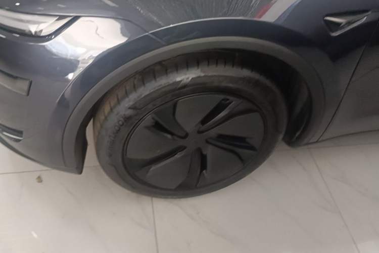 Used Tesla Model Y 2025 Long-Range All-Wheel-Drive Version Left Front Wheel Hub