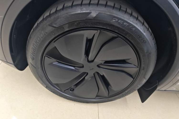 Used Tesla Model Y 2025 Long-Range All-Wheel-Drive Version Left Front Wheel Hub