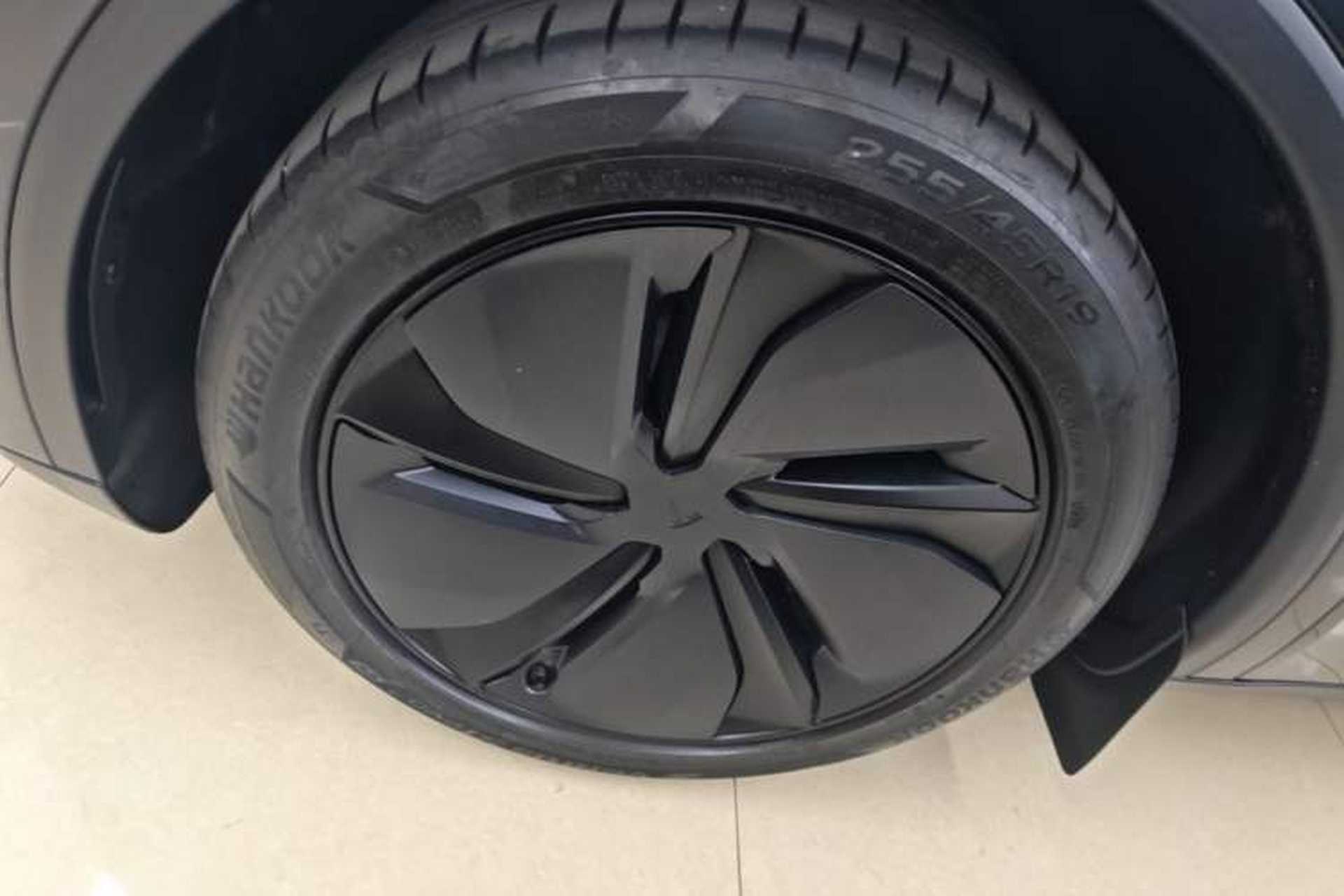 Used Tesla Model Y 2025 Long-Range All-Wheel-Drive Version Left Front Wheel Hub