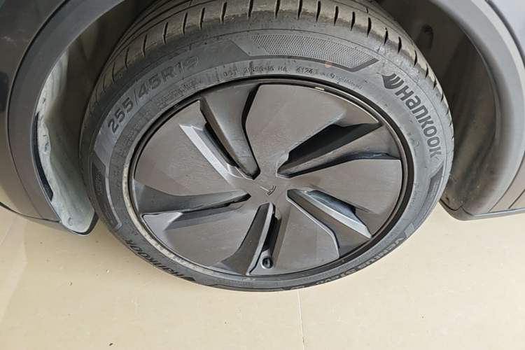 Used Tesla Model Y 2025 Long-Range All-Wheel-Drive Version Left Front Wheel Hub