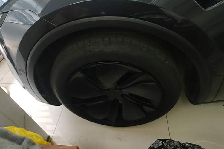 Used Tesla Model Y 2025 Rear-Wheel Drive First Edition Left Front Wheel Hub