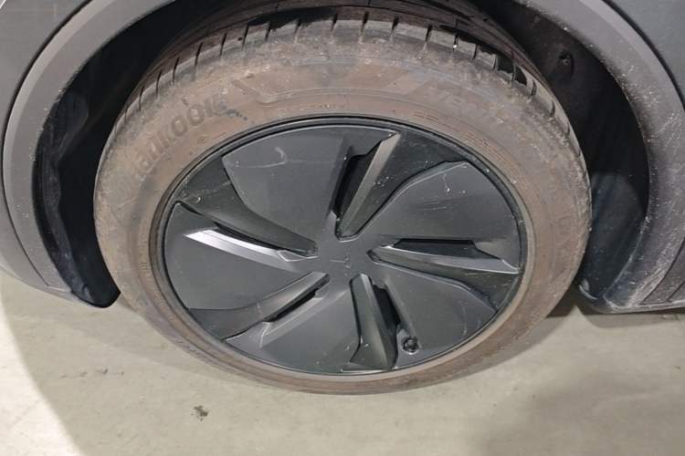 Used Tesla Model Y 2025 Long-Range All-Wheel Drive First Edition Left Front Wheel Hub