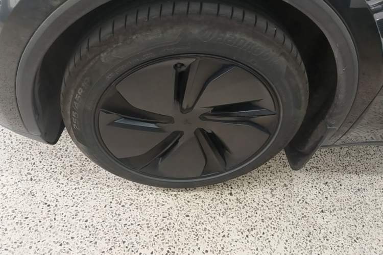 Used Tesla Model Y 2025 Long-Range All-Wheel Drive First Edition Left Front Wheel Hub