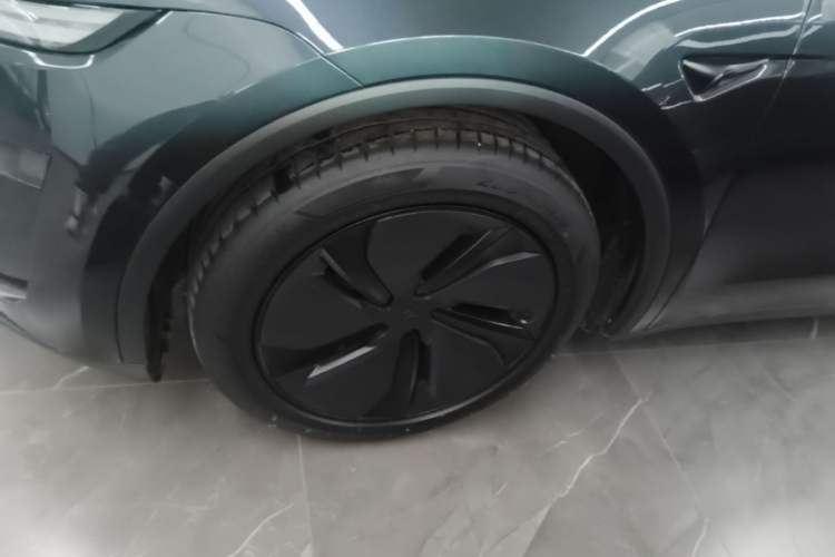 Used Tesla Model Y 2025 Long-Range All-Wheel-Drive Version Left Front Wheel Hub