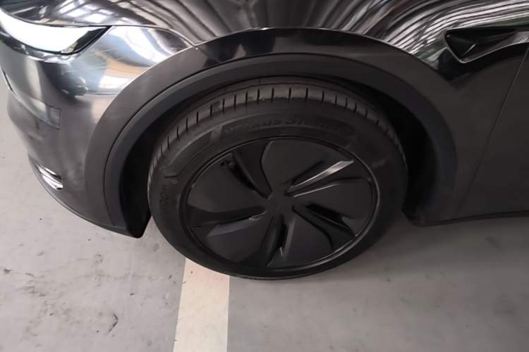 Used Tesla Model Y 2025 Long-Range All-Wheel Drive First Edition Left Front Wheel Hub
