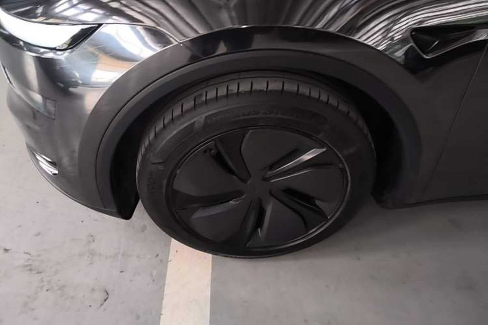 Used Tesla Model Y 2025 Long-Range All-Wheel Drive First Edition Left Front Wheel Hub